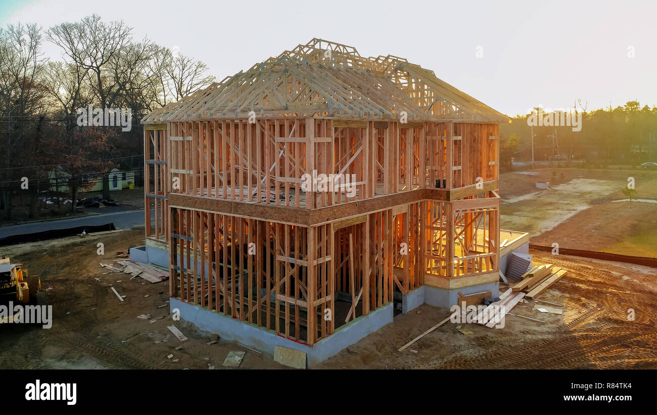 Un bastone costruita casa in costruzione la nuova build con capriate in legno, travi e i framework. Foto Stock