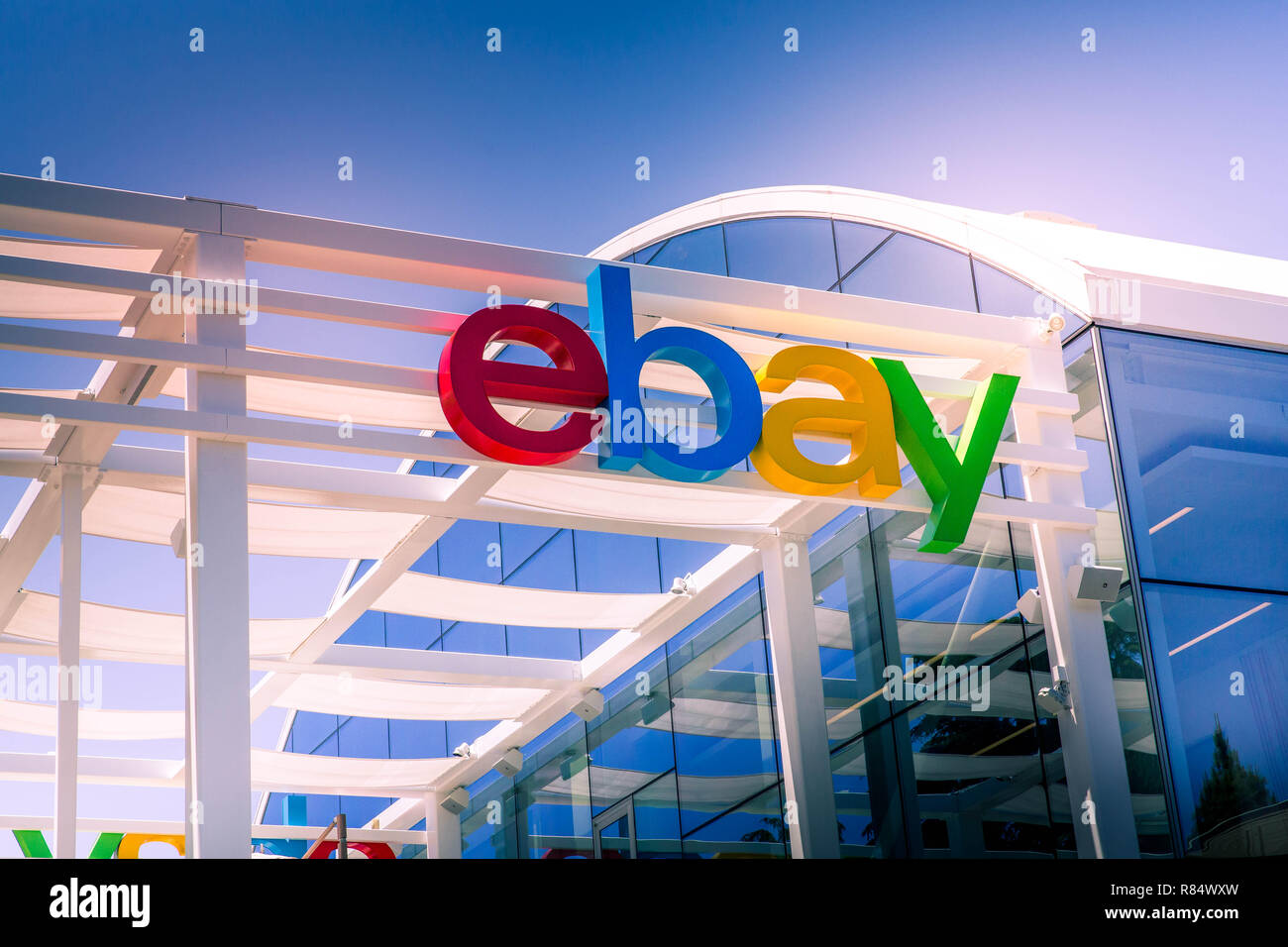 San Jose, California, Stati Uniti d'America - 21 Maggio 2018: eBay presso la sede centrale di campus, Welcome Center denominato Main Street. eBay Inc è un'e-commerce globale leader Foto Stock