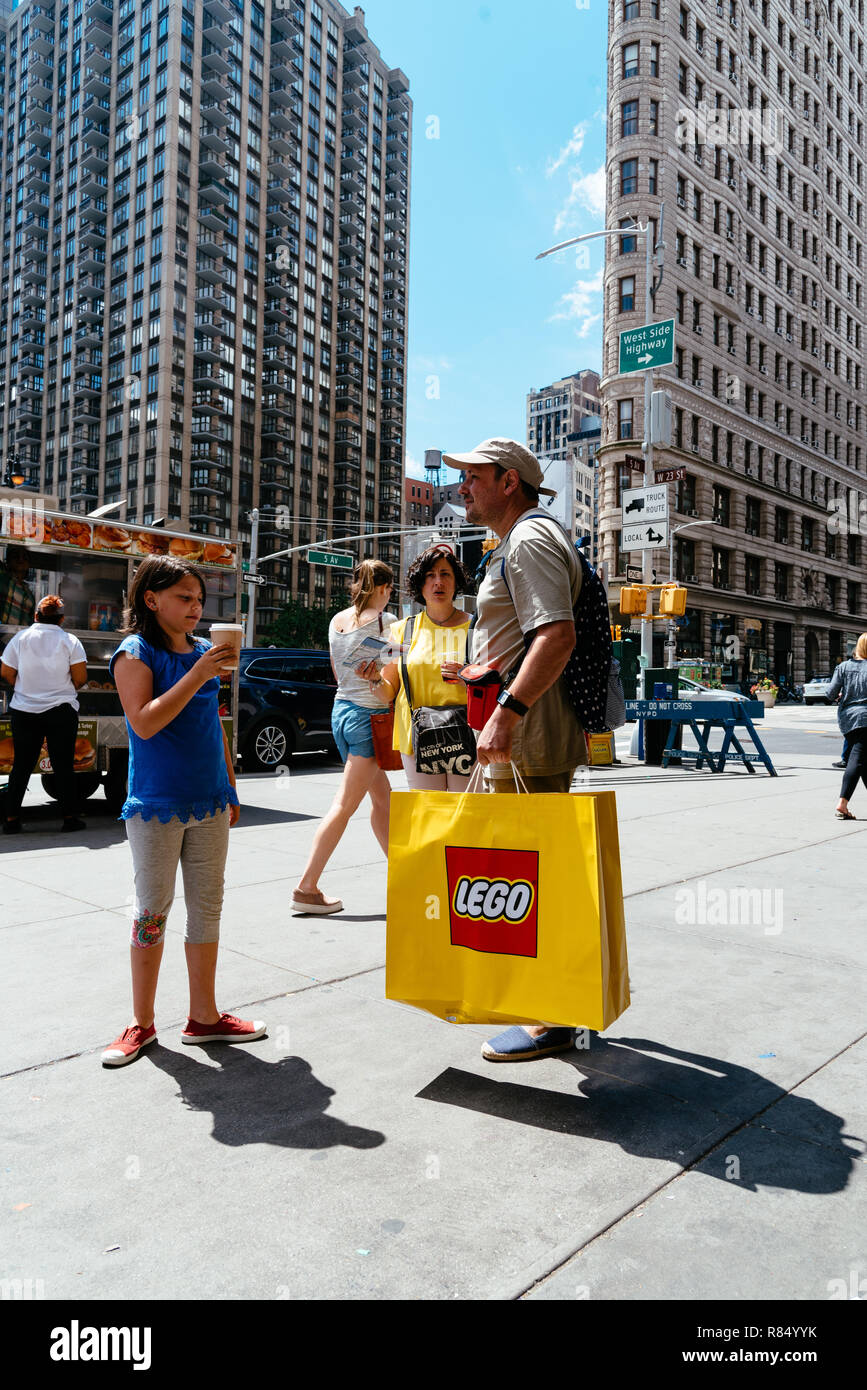 La città di New York, Stati Uniti d'America - 25 Giugno 2018: Famiglia di turisti dello shopping al negozio Lego in Madison Square una giornata di sole di estate Foto Stock