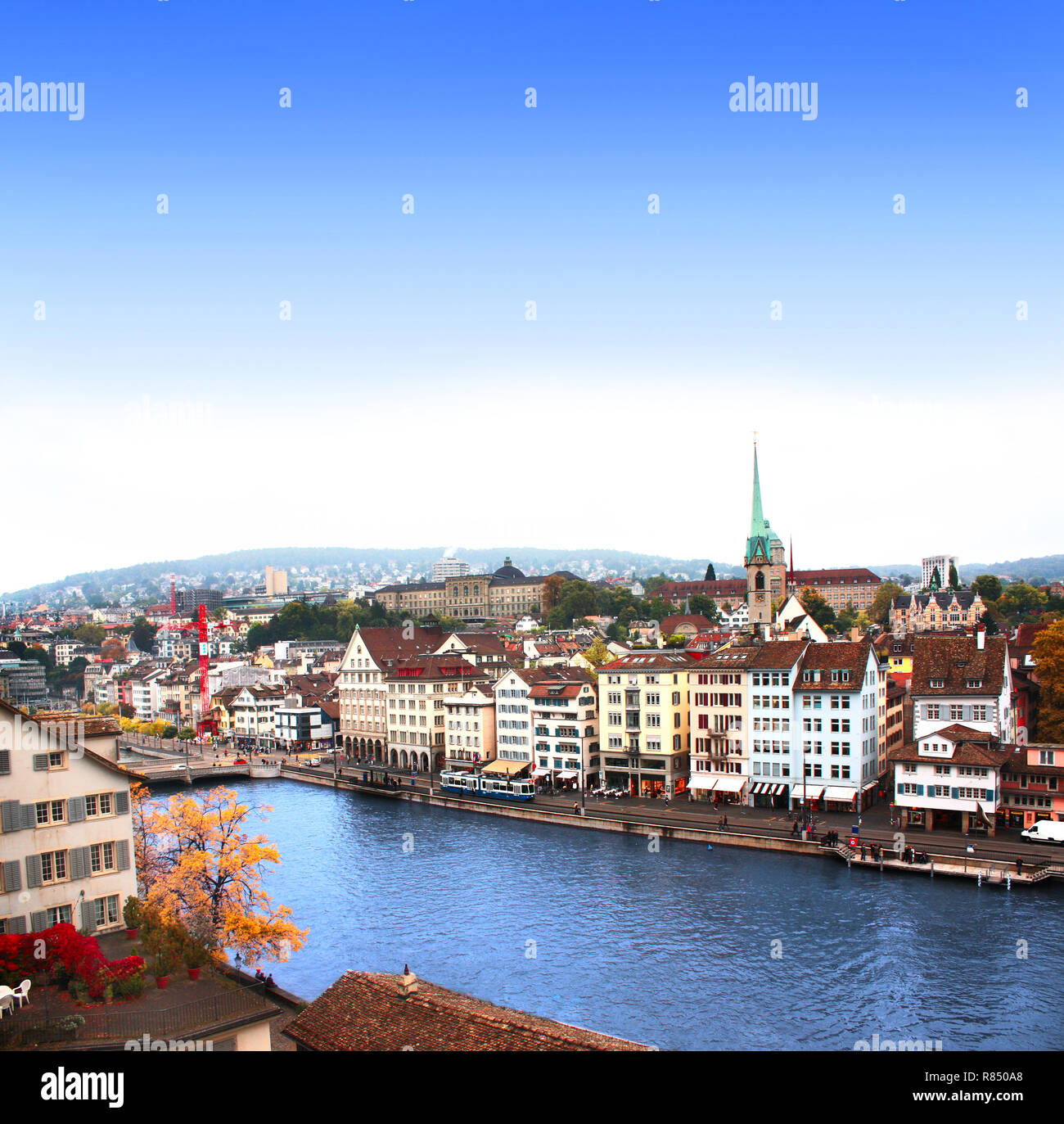 Vista del terrapieno e Limmat a Zurigo, Svizzera Foto Stock
