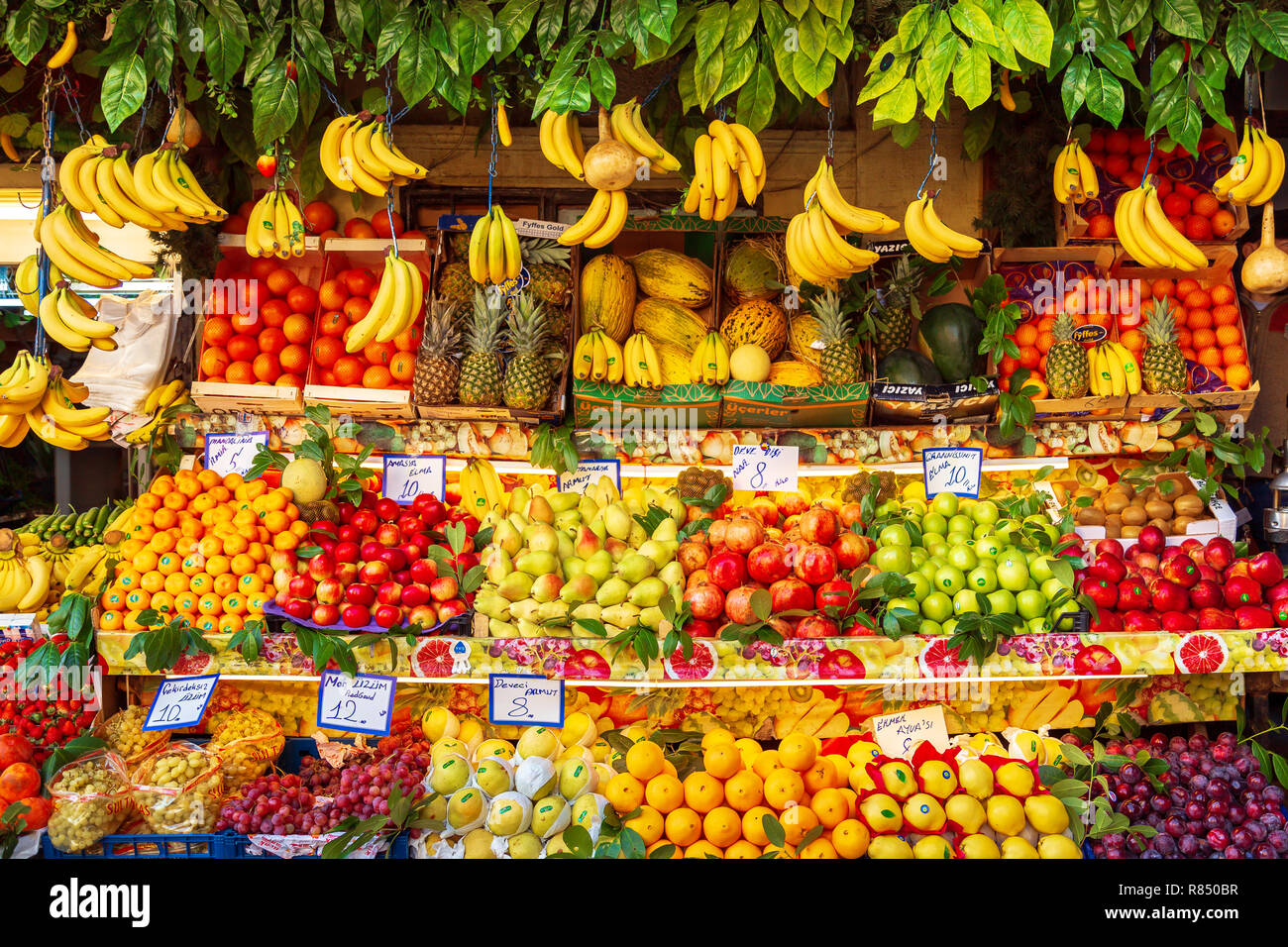 La vendita di frutta e verdura per le strade di Istanbul. Istanbul, Turchia - 12 novembre 2018. Foto Stock