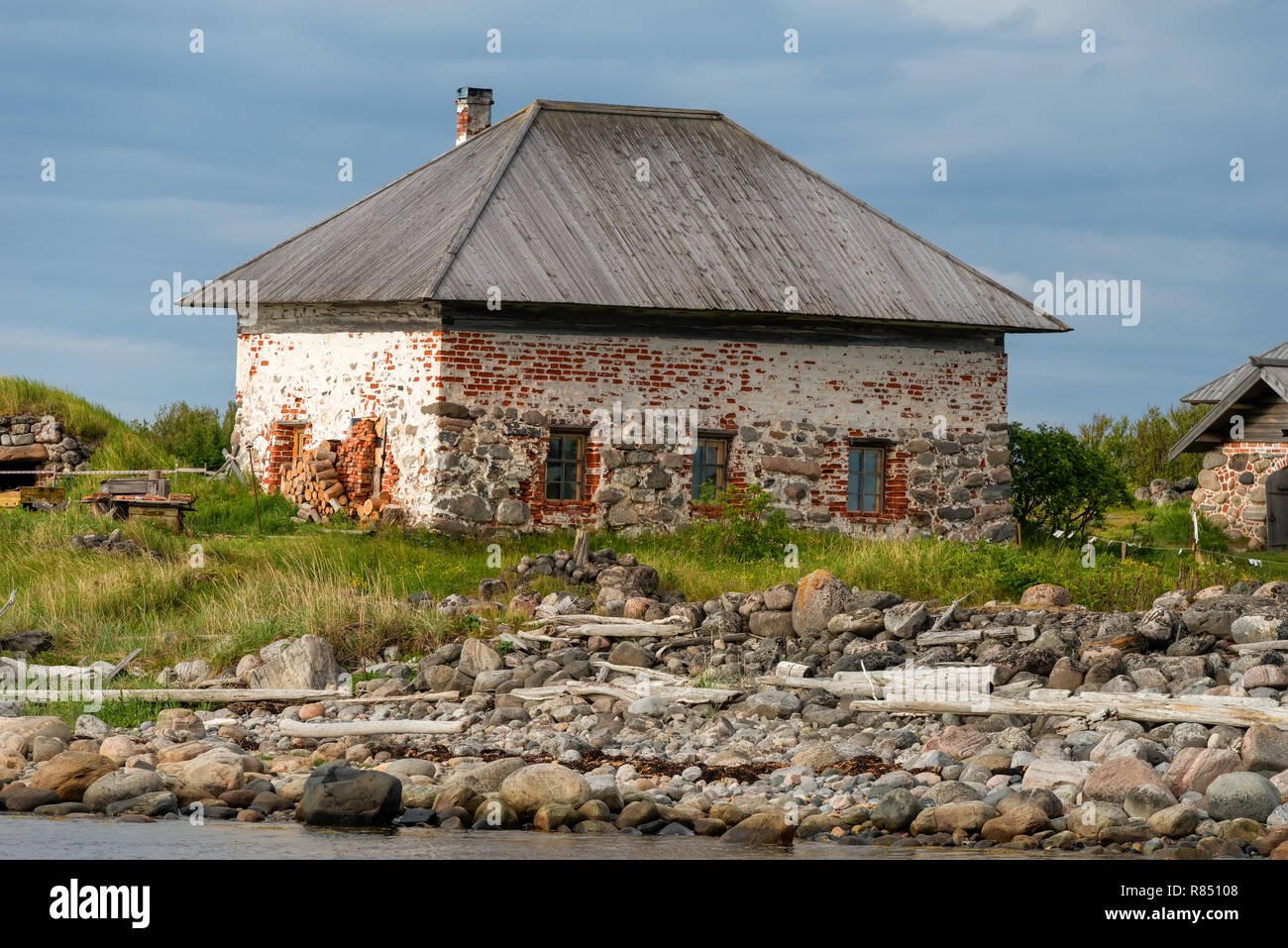 Camere di pietra in St. Andrew's deserto su Bolshoy Zayatsky isola. L'Arcipelago di Solovetsky, Mare Bianco, Russia Foto Stock