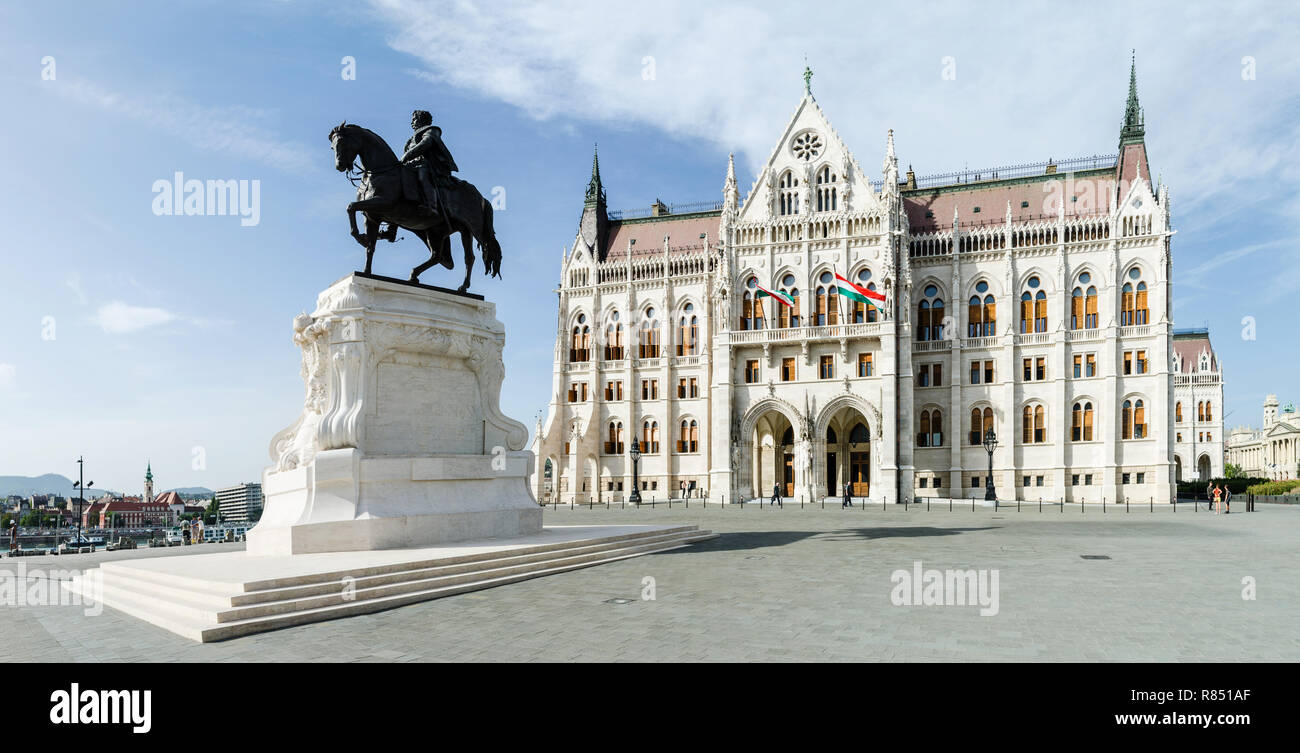 Conte Gyula Andrássy monumento davanti al parlamento ungherese edificio, Kossuth Lajos square, Budapest, Ungheria Foto Stock