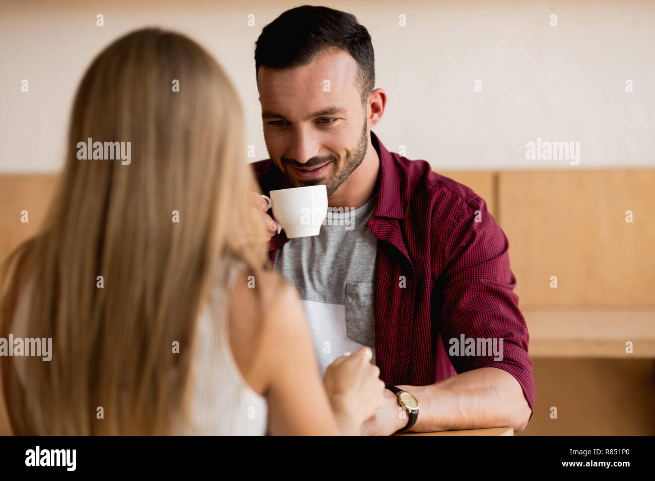 Carino coppia avente caffè insieme al cafe Foto Stock