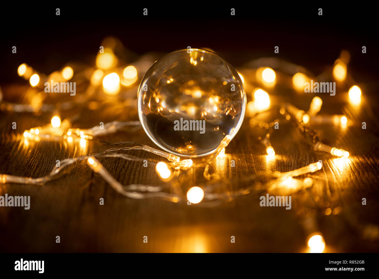 Palla di vetro con le luci fairy Foto Stock