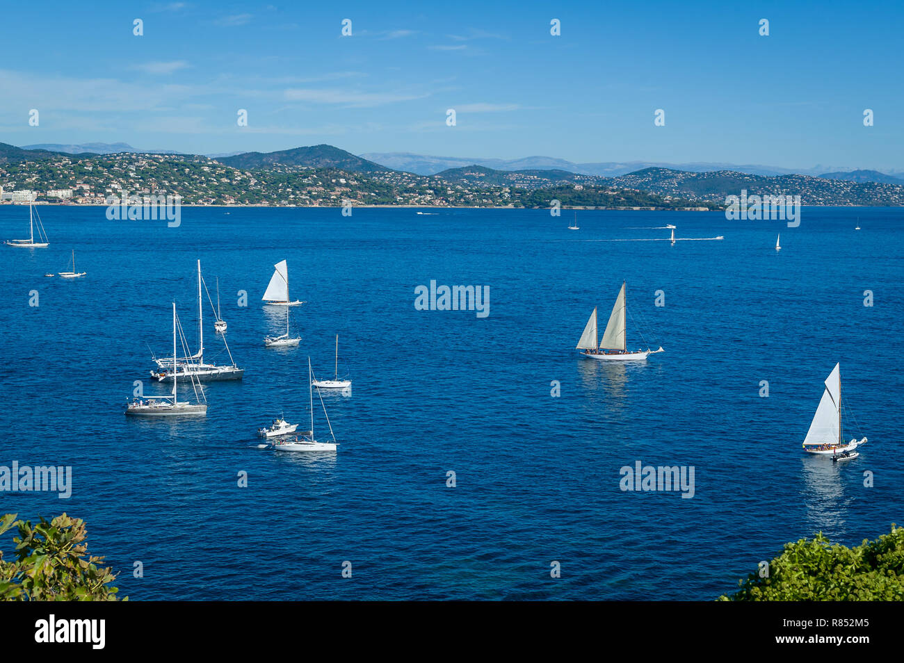 Mediterranean Bay con barche a vela all'ancoraggio. Golfo di Saint-Tropez. Foto Stock