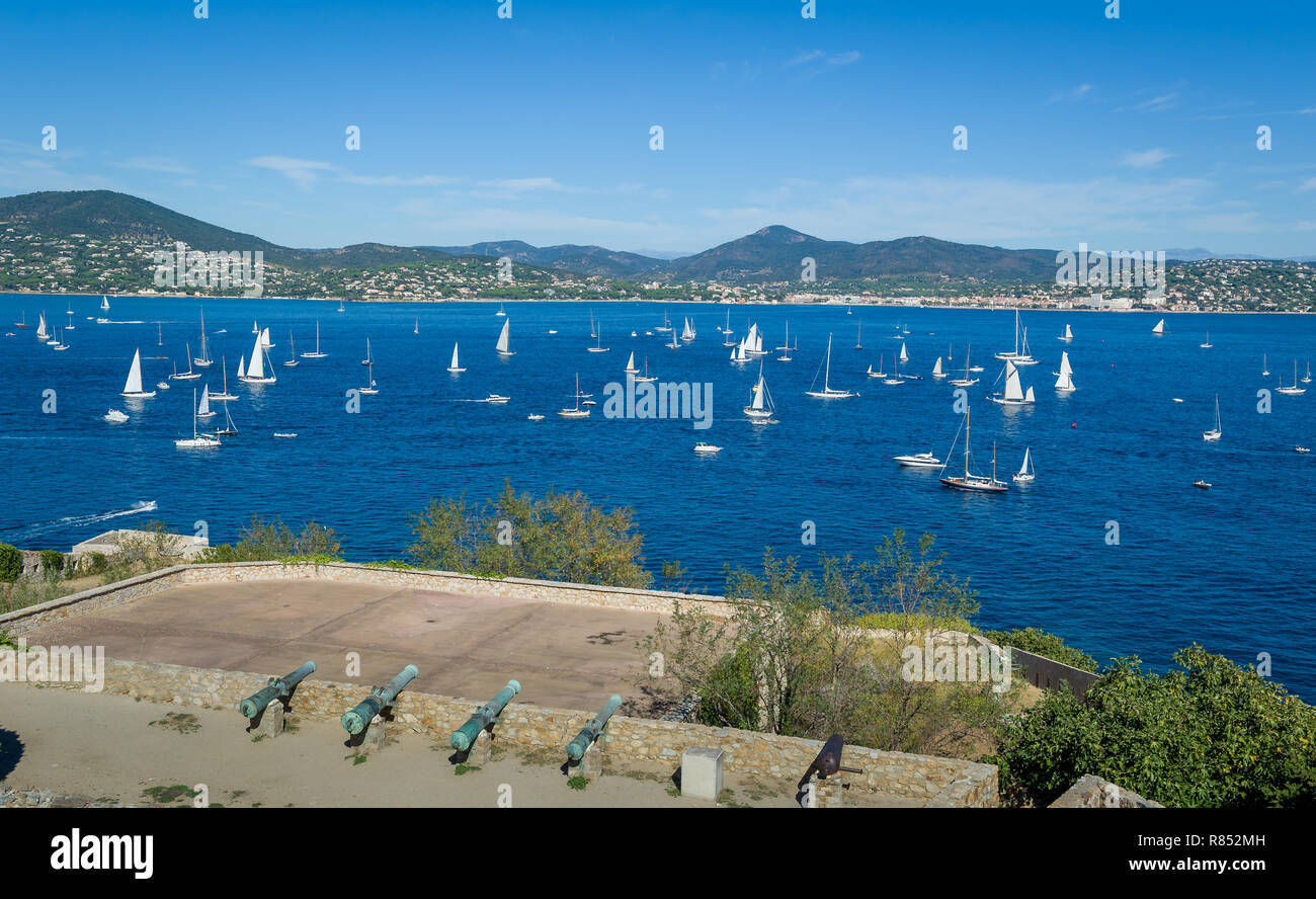 Cannon pistole a Saint-Tropez parete fortezza e la vela un sacco di barche in mare Foto Stock
