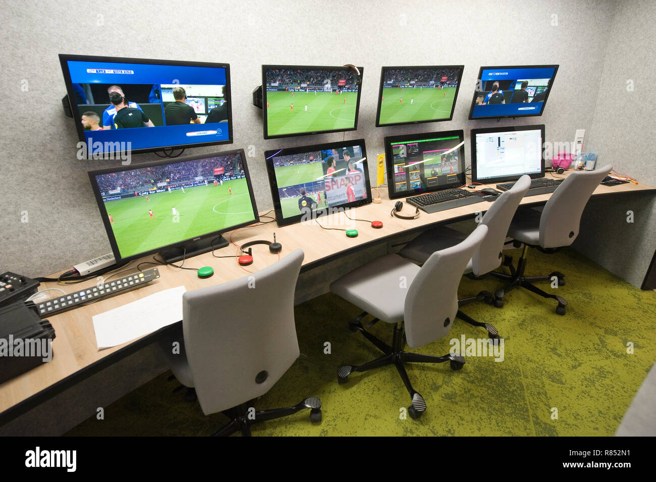 Il 'Arag KNVB Replay CENTRO" presso la sede del calcio olandese federazione è la stanza in cui il VAR (video assistente arbitro) sta lavorando. Foto Stock