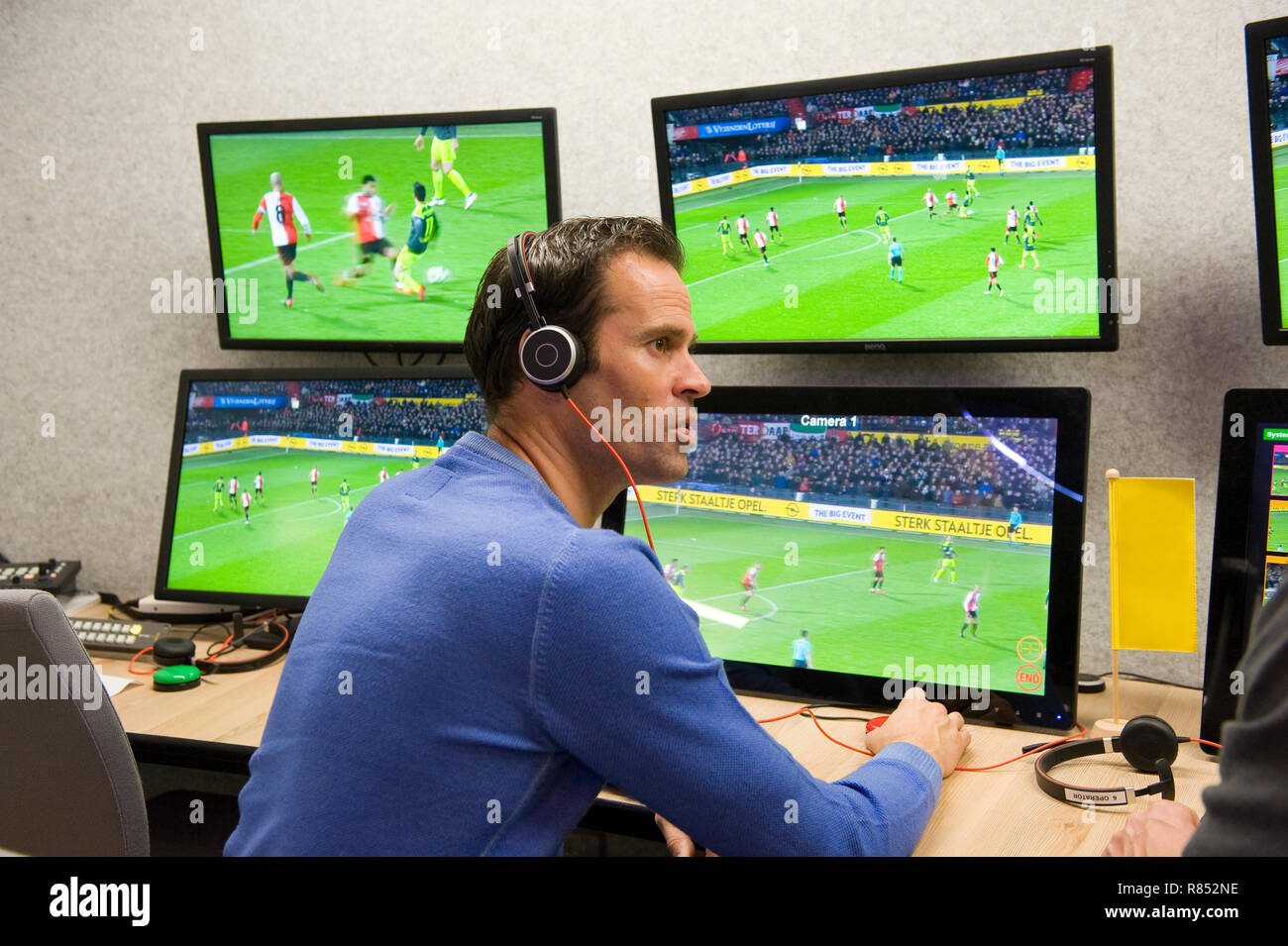 VAR arbitro Bas NIJHUIS lavorando presso il centro Var nella sede olandese della football association. Foto Stock