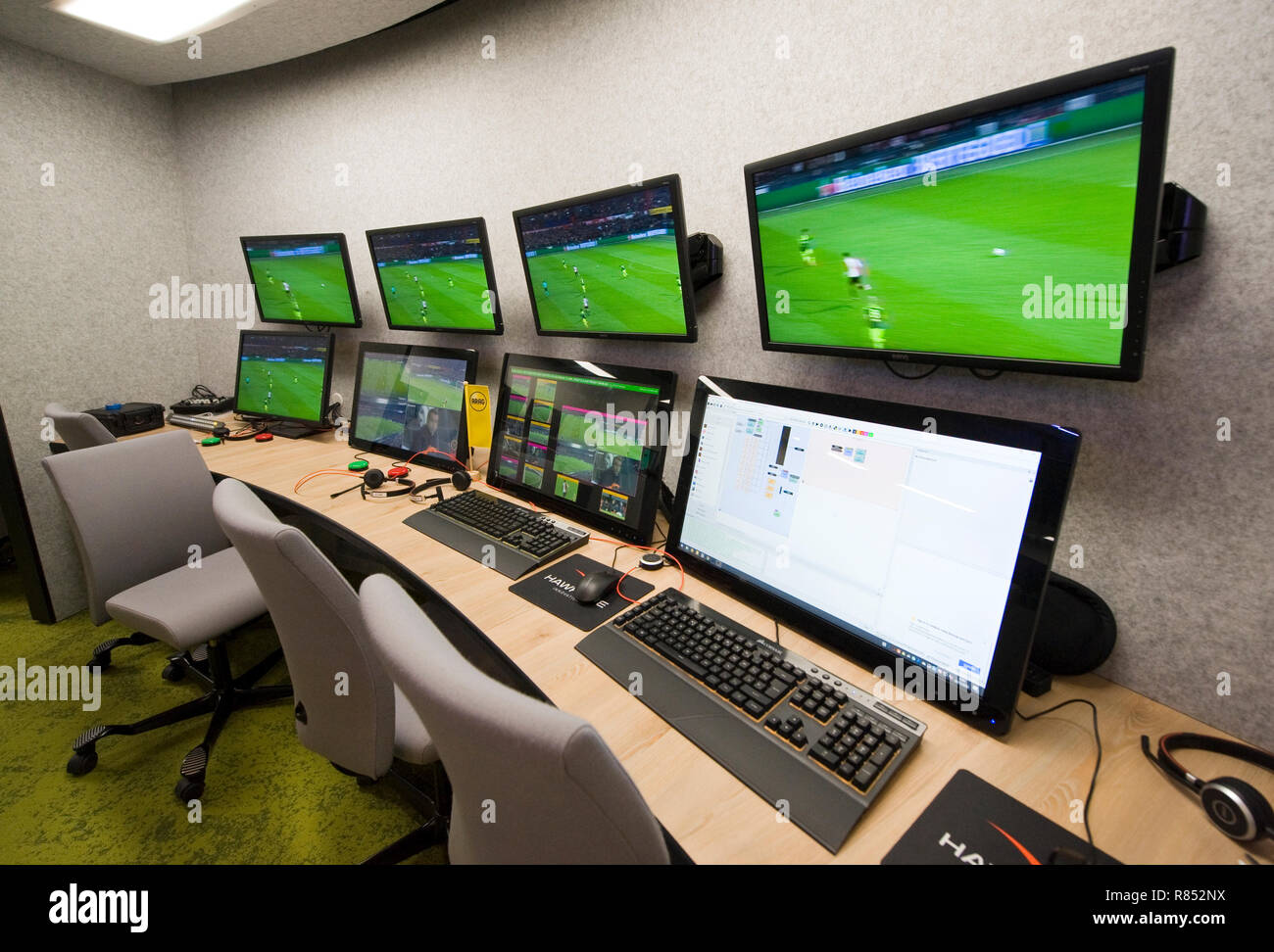 Il 'Arag KNVB Replay CENTRO" presso la sede del calcio olandese federazione è la stanza in cui il VAR (video assistente arbitro) sta lavorando. Foto Stock