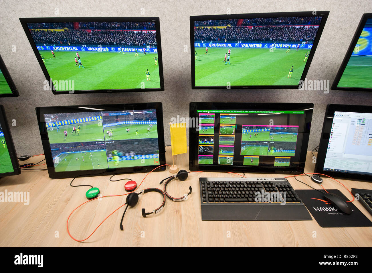 Il 'Arag KNVB Replay CENTRO" presso la sede del calcio olandese federazione è la stanza in cui il VAR (video assistente arbitro) sta lavorando. Foto Stock