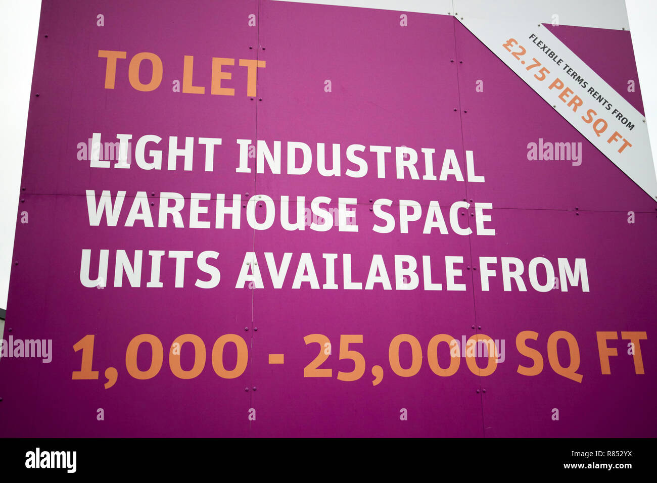 Segno di grande luce pubblicità capannone industriale in affitto spazi per Merseyside England Regno Unito Foto Stock
