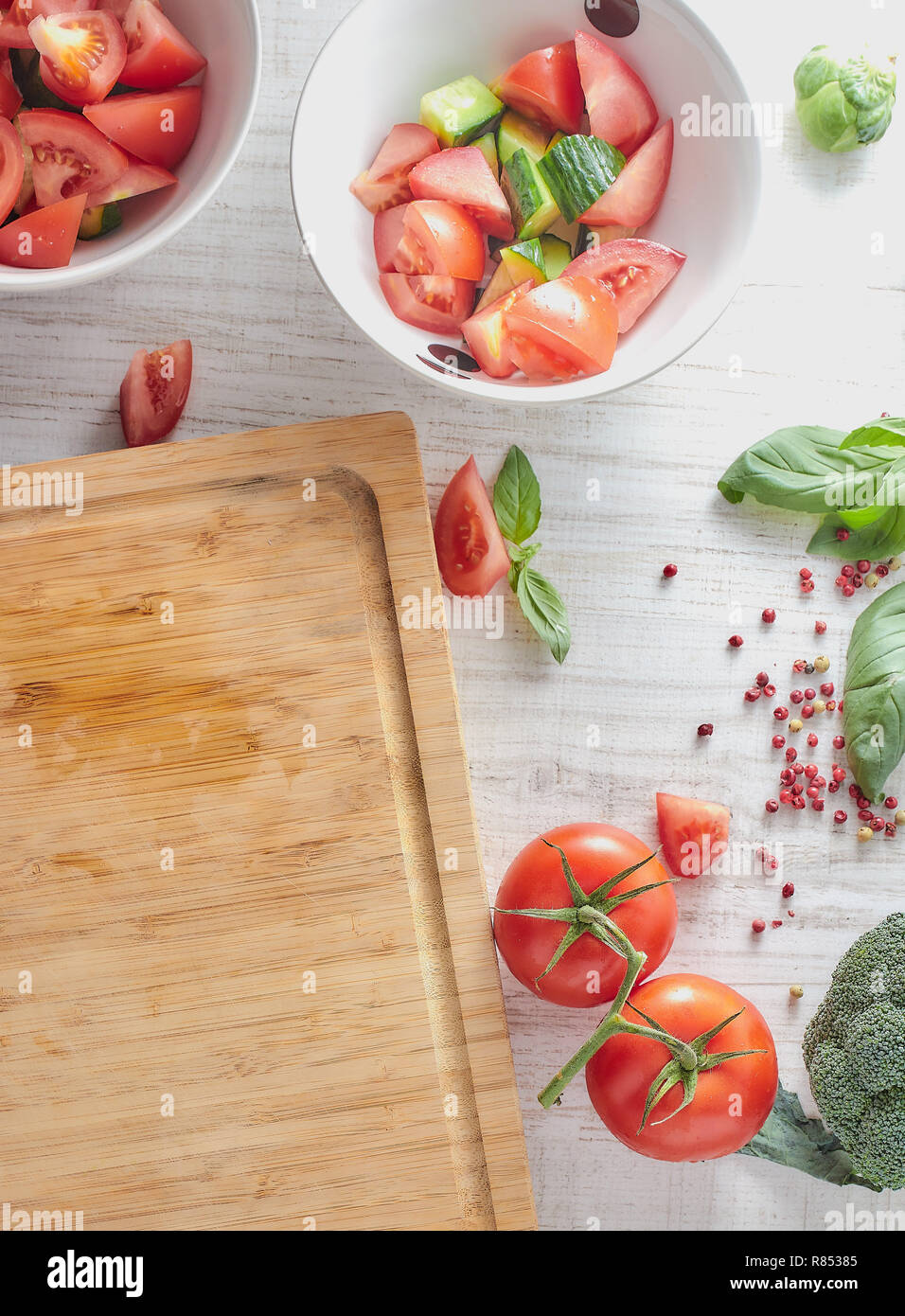 Cucina insalata di verdure in cucina. dieta sana. Cibo vegetariano. Temi di lavoro tavolo da cucina. set di prodotti freschi. Foto Stock