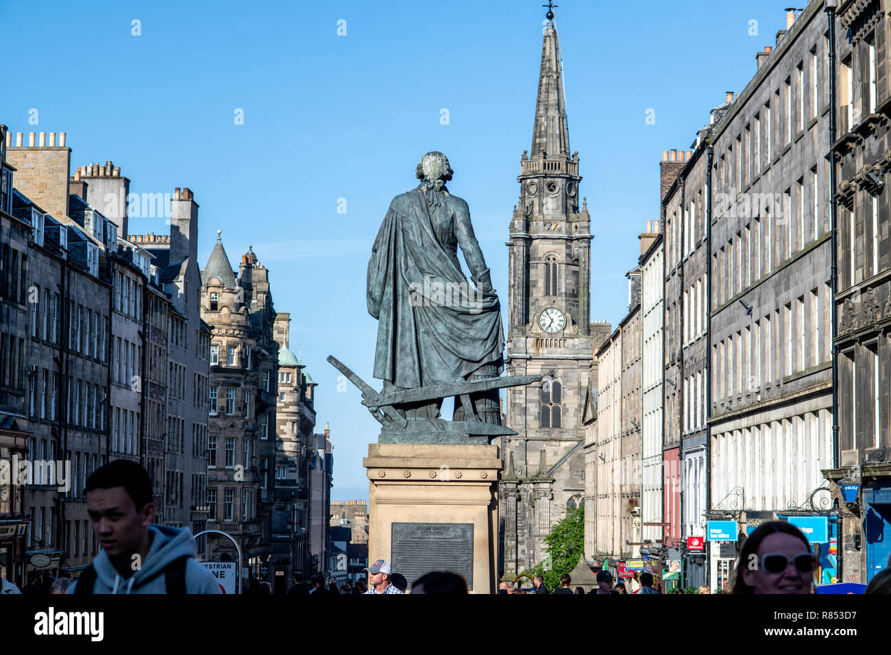 Una statua del famoso economista Adam Smith si erge fermamente rivolta verso la città, Edimburgo, Scozia, Regno Unito. Foto Stock