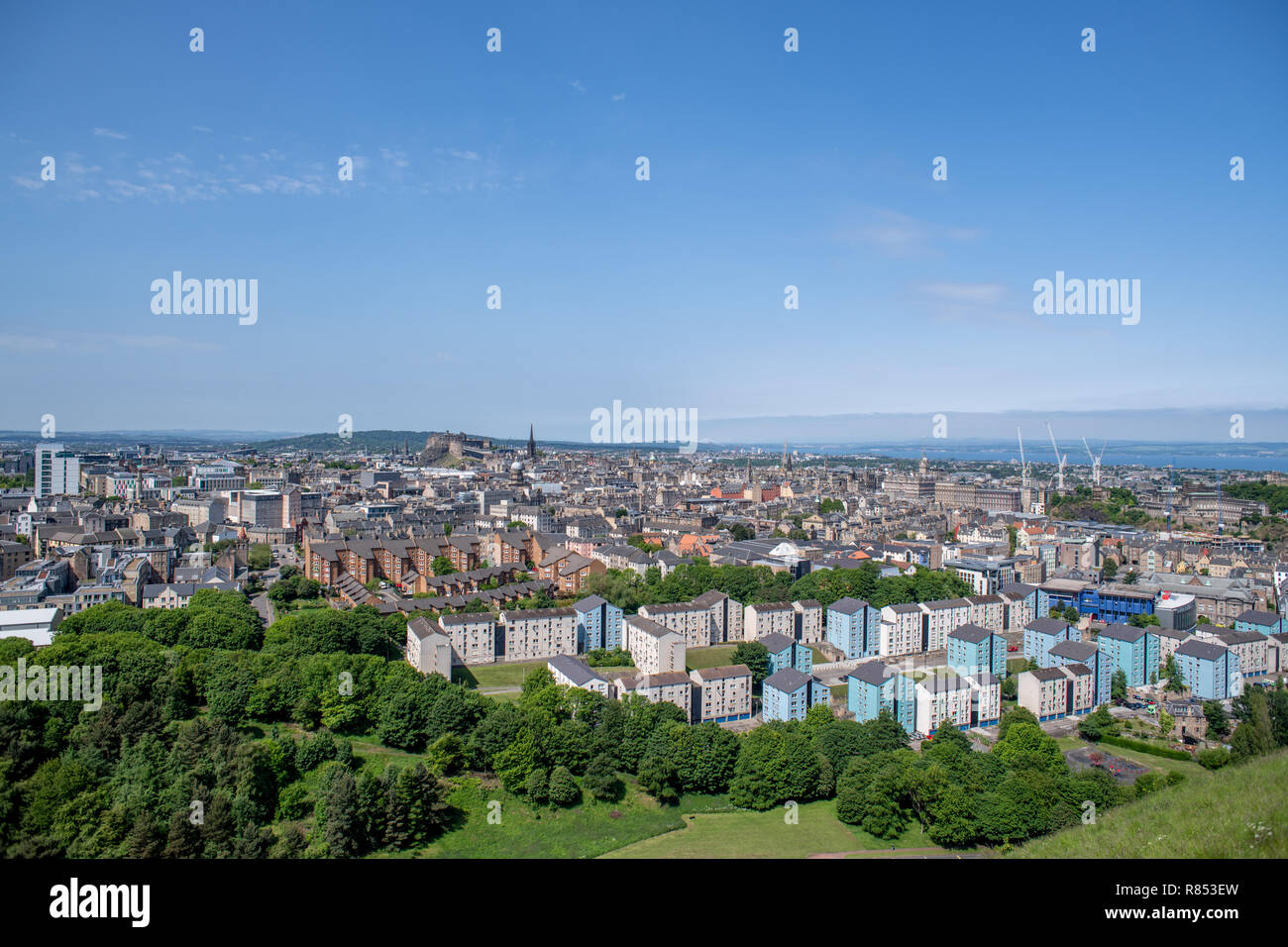 Una vista in alzata della i punti di riferimento iconici, sui tetti e sul paesaggio urbano di Edimburgo, Scozia, Regno Unito. Foto Stock