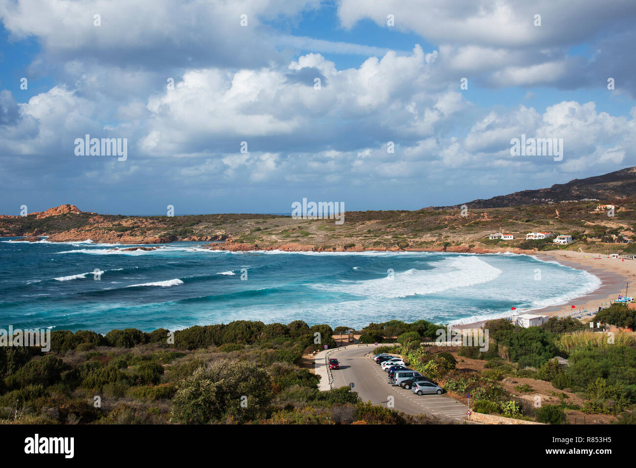 Una vista della spiaggia della spiaggia di Marinedda Isola Rossa, Sardegna, Italia Foto Stock
