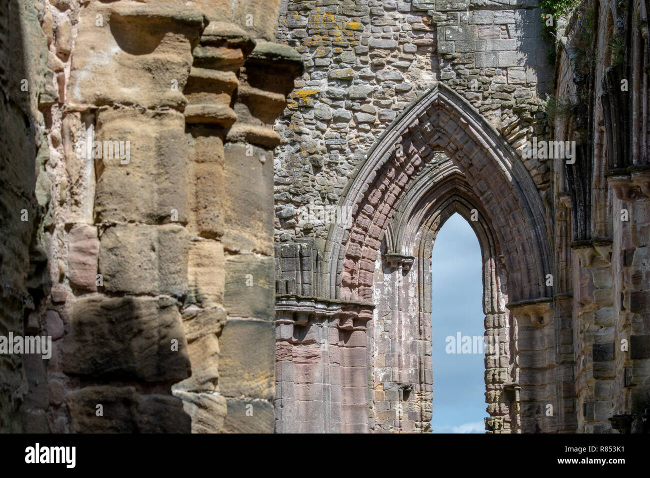 Una lancetta finestra entro i resti del Fountains Abbey, Ripon , Yorkshire, Regno Unito Foto Stock