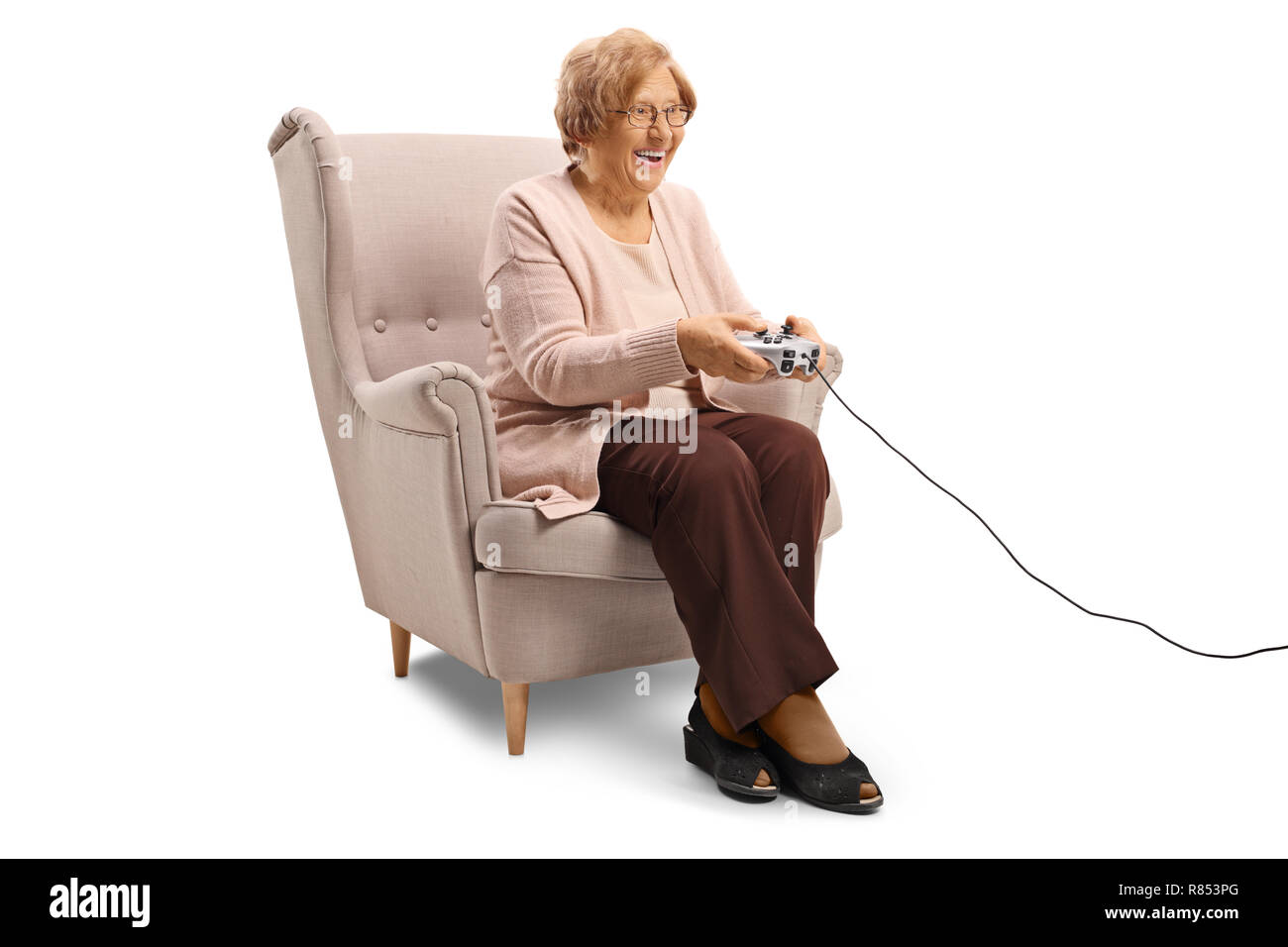Senior donna in una poltrona per giocare con i videogiochi isolati su sfondo bianco Foto Stock