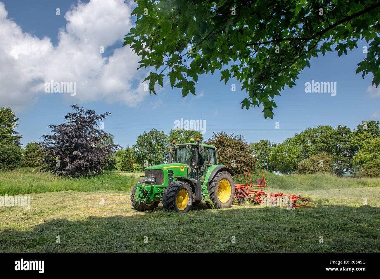 Un trattore parcheggiato in un campo dopo una lunga giornata di lavoro, Richmond, Yorkshire , REGNO UNITO Foto Stock