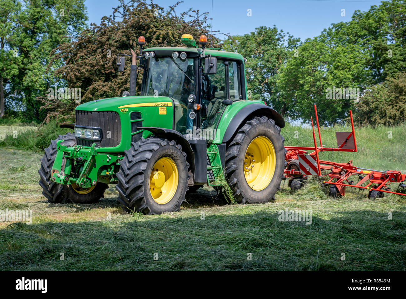 Un trattore parcheggiato in un campo dopo una lunga giornata di lavoro, Richmond, Yorkshire , REGNO UNITO Foto Stock