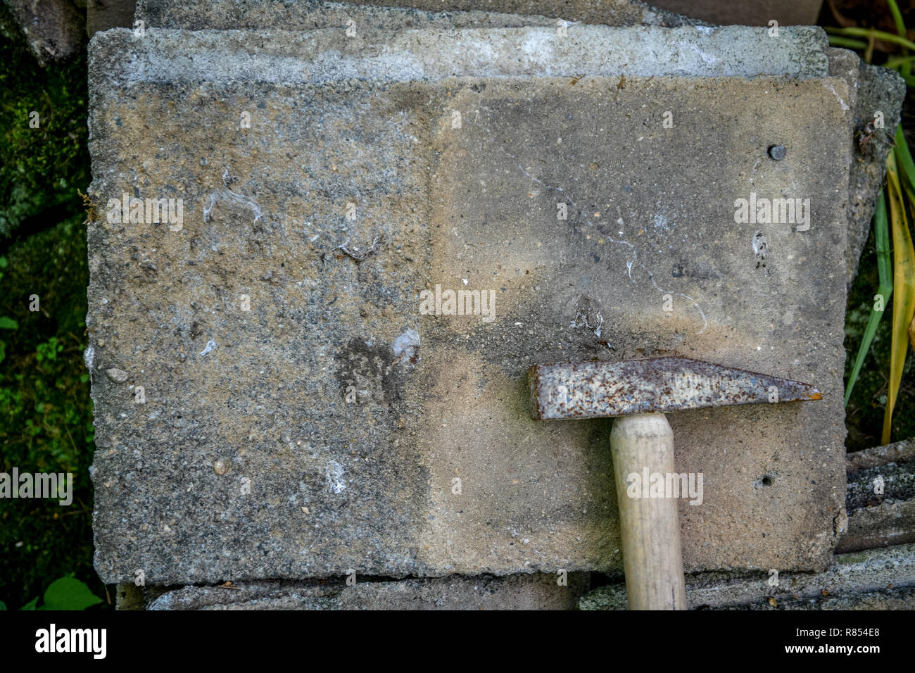 Un weathered mazza si appoggia su una soletta di calcestruzzo, Richmond, Yorkshire , REGNO UNITO Foto Stock