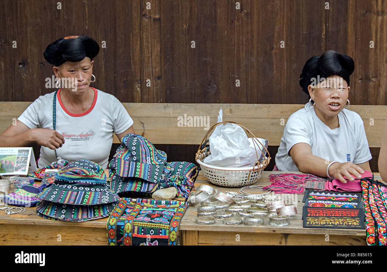 Red Yao le donne a vendere i prodotti ai turisti. Red Yao donne di Huangluo sono noti per il "più lunga del mondo capelli village". Foto Stock