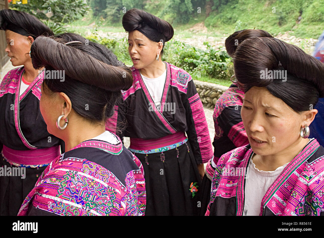 Ritratto di Red Yao donne. Red Yao donne di Huangluo sono noti per il "più lunga del mondo capelli village". Longsheng Huangluo Yao villaggio. Guilin, Guangxi Foto Stock