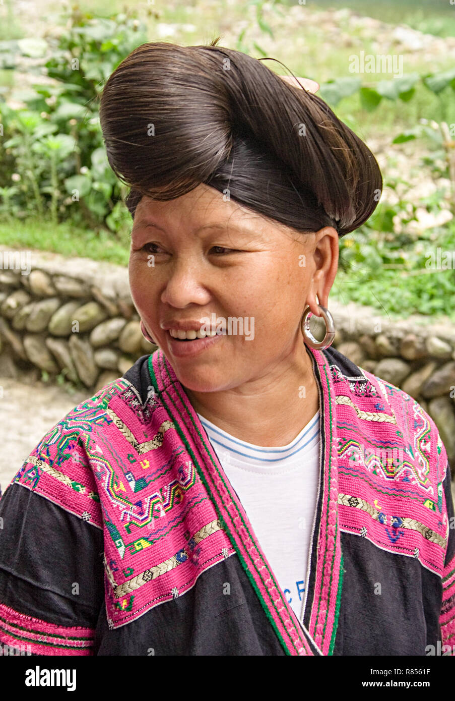 Ritratto di Red Yao donna. Red Yao donne di Huangluo sono noti per il "più lunga del mondo capelli village". Longsheng Huangluo Yao villaggio. Guilin, Cina Foto Stock