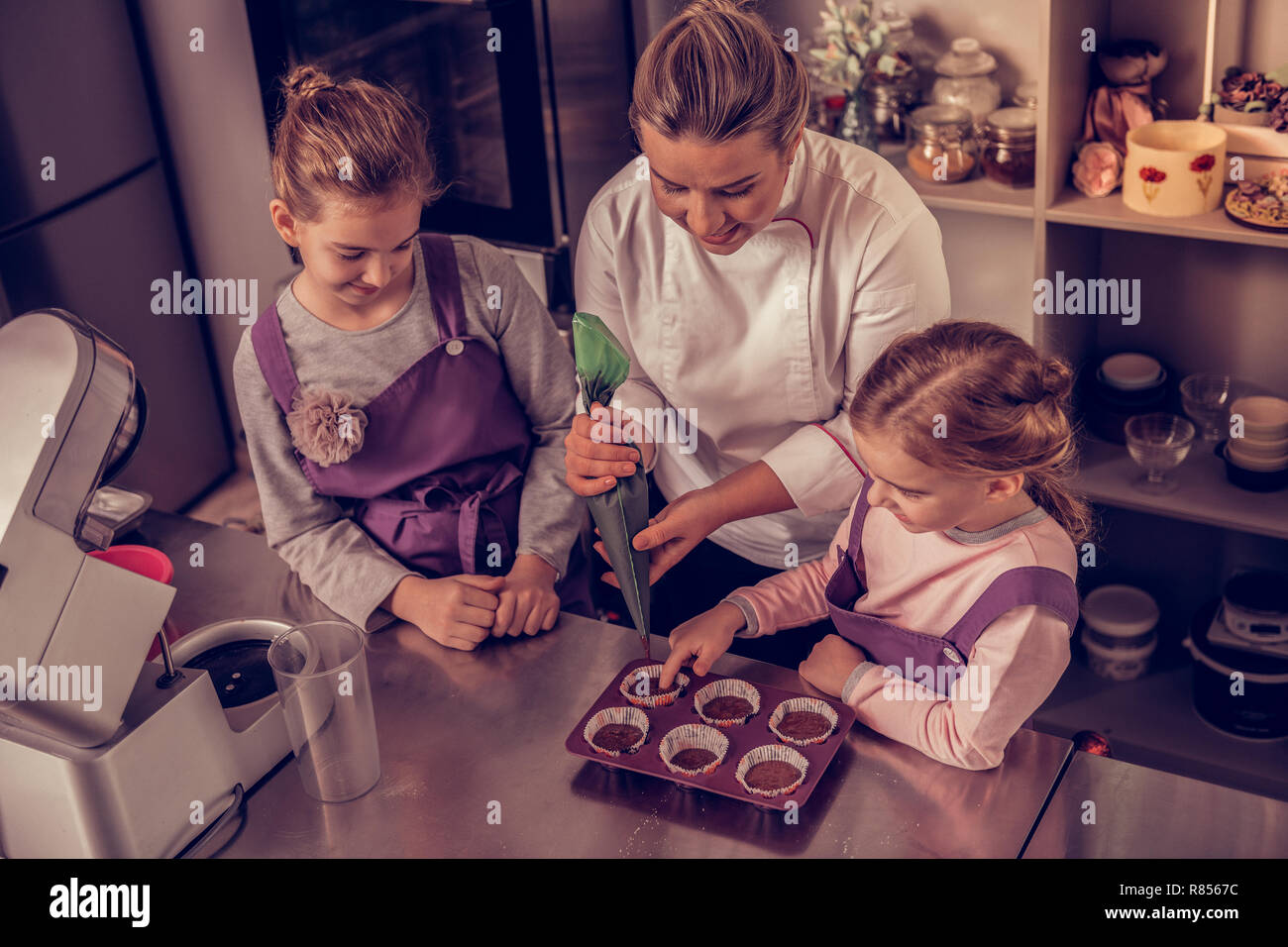 Corsi culinario. Vista dall'alto di una specialità culinaria master class essendo data a due piacevoli nice girls Foto Stock