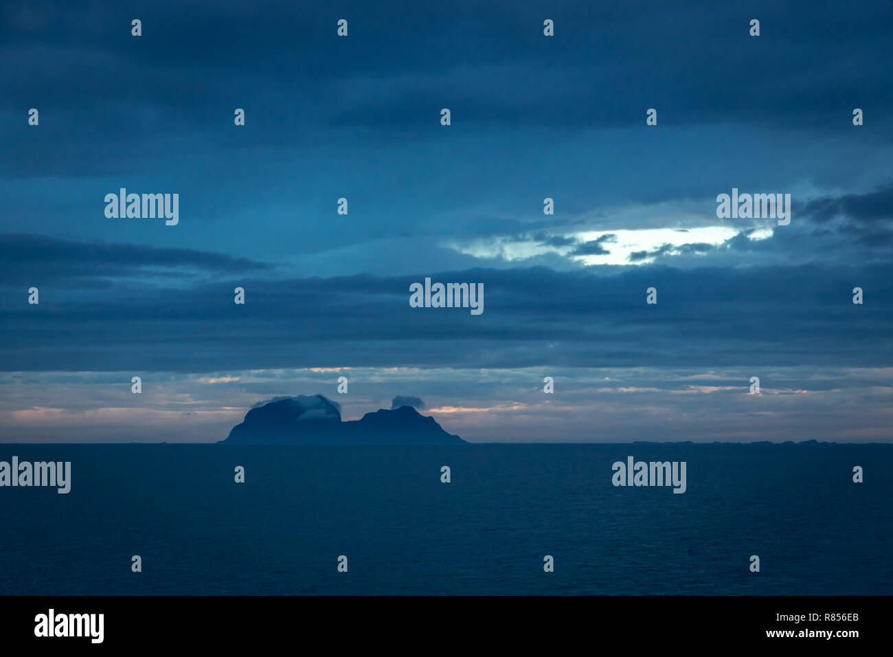 Vista sul mare, notte bianca in estate. Tragitto in traghetto alle isole Lofoten. Foto Stock