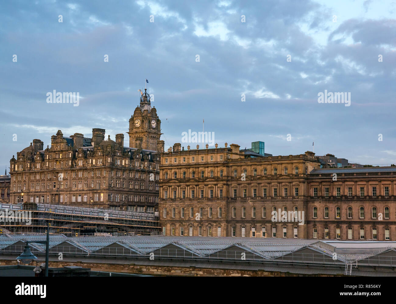 Edinburgh grand edifici in Alba d'inverno. Rocco Forte Balmoral Hotel con la torre dell orologio e la stazione di Waverley tetto di vetro, Scotland, Regno Unito Foto Stock
