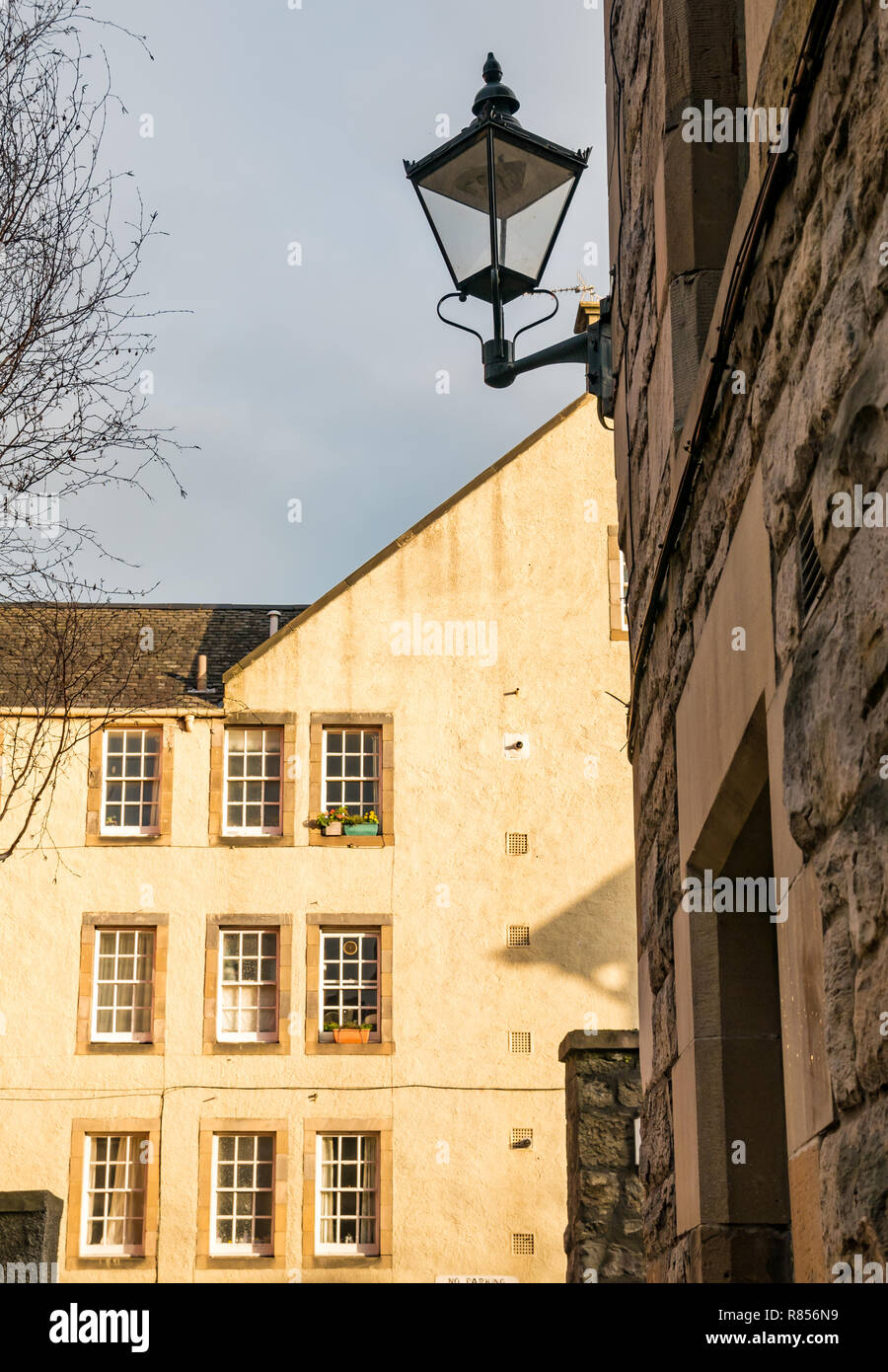 Edimburgo vicino o un vicolo con vecchio lampione e casamento con finestre a ghigliottina, Edimburgo, Scozia, Regno Unito Foto Stock