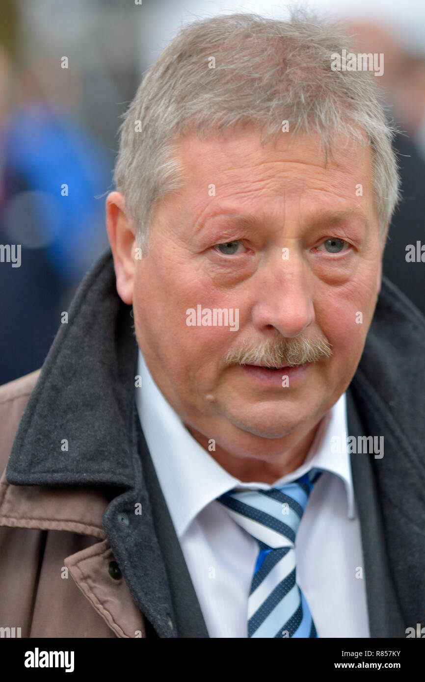 Sammy Wilson MP (DUP: East Antrim) su College Green, Westminster, per discutere del voto di fiducia in Theresa Maggio la leadership del conservatore Pa Foto Stock