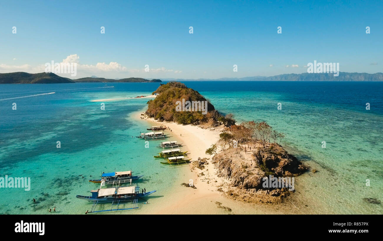 Vista aerea della spiaggia tropicale sull'isola, Filippine. Bellissima isola tropicale con spiaggia di sabbia, palme. Paesaggio tropicale: spiaggia con palme. Seascape: oceano e cielo, mare. 4K video. Foto Stock