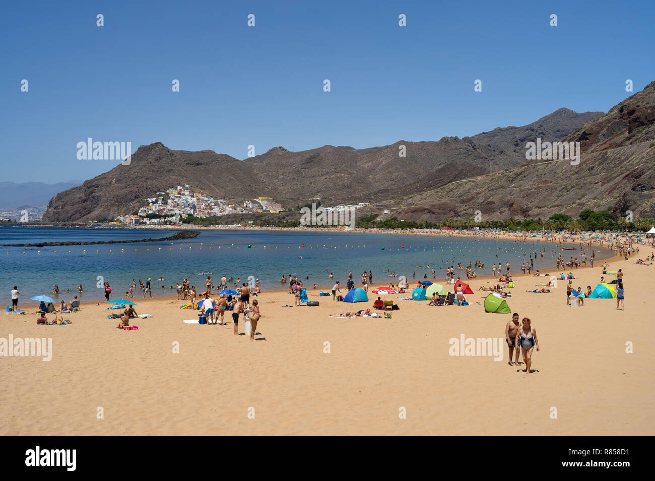 Isole Canarie, Tenerife, Spagna - 22 luglio 2018: la famosa spiaggia di sabbia bianca di Playa de Las Teresitas. Foto Stock