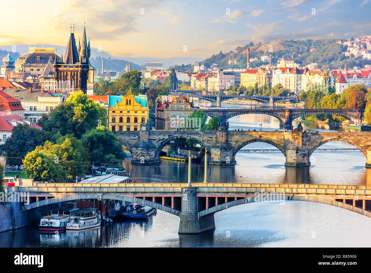 Ponte Manes e Charles ponte sopra il fiume Vltava, Old Town Bridge Foto Stock