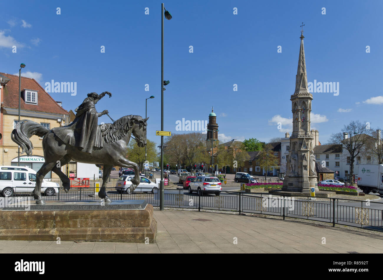 Tre icone di Banbury - la Bella Signora statua, Banbury Cross e al centro la torre della chiesa di St Mary; Oxfordshire, Regno Unito Foto Stock