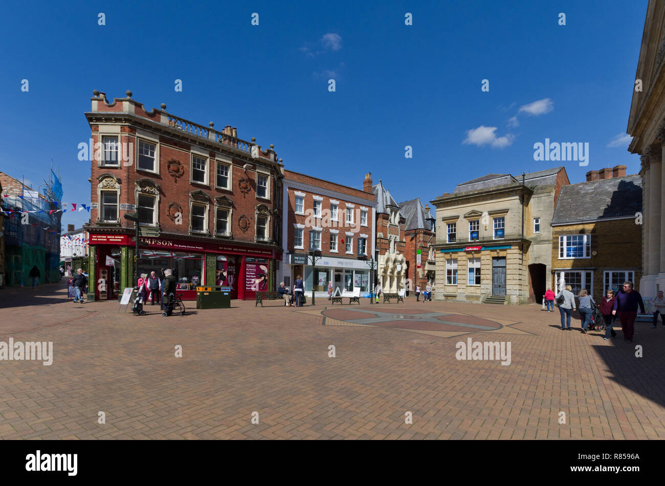 Area pedonale luogo di mercato area di Banbury, Oxfordshire, Regno Unito; con locali occupati da Timpsons, Il mio dentista e Ladbrokes. Foto Stock