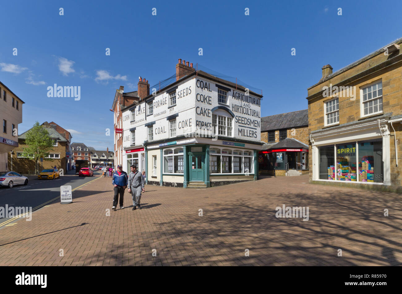Xix secolo della Lampreda di edificio, con segni distintivi di scritte sui muri bianchi, Banbury, Oxfordshire, Regno Unito Foto Stock