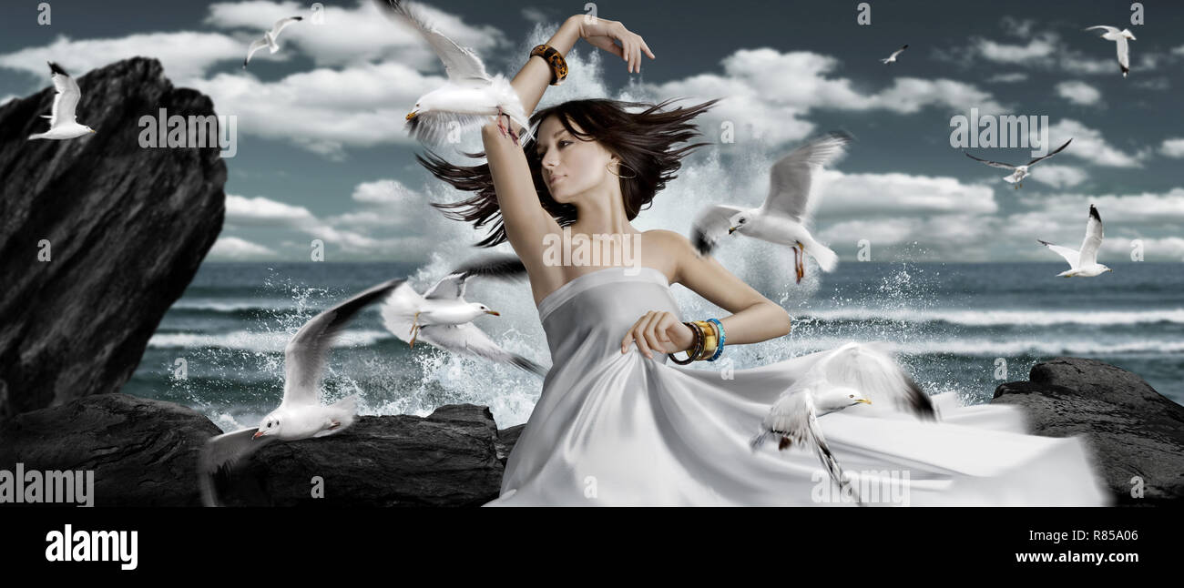 Panorama surreale fiaba arte sfondo con mare le rocce, onde, gabbiani volare e dancing girl Foto Stock