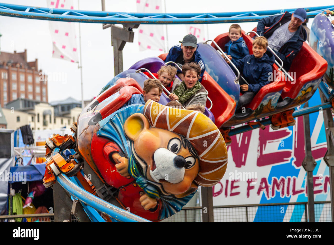 / ROSTOCK GERMANIA - Agosto 12, 2017: persone su un Roller Coaster Foto Stock