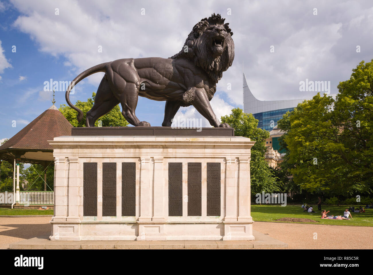 Il Maiwand Lion, comunemente noto come The Forbury Lion, un memoriale per quelli persi nella Seconda Guerra Anglo-Afghan Reading, Berkshire Foto Stock