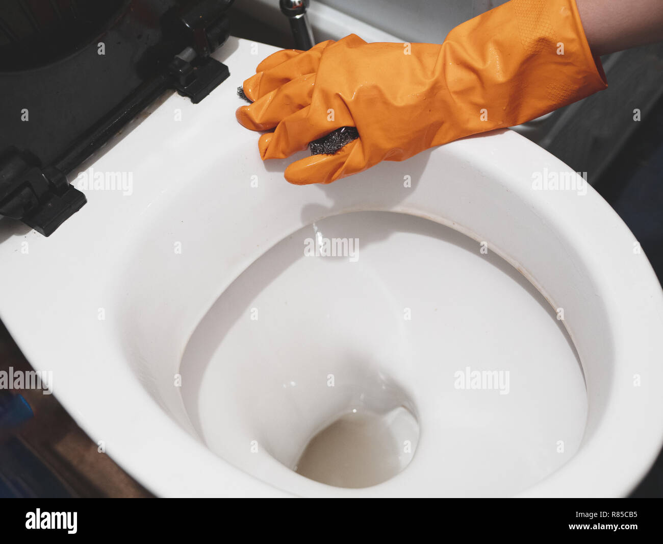 Lavoro sporco per i migranti illegali - pulizia WC. lavoro poco retribuito Foto Stock