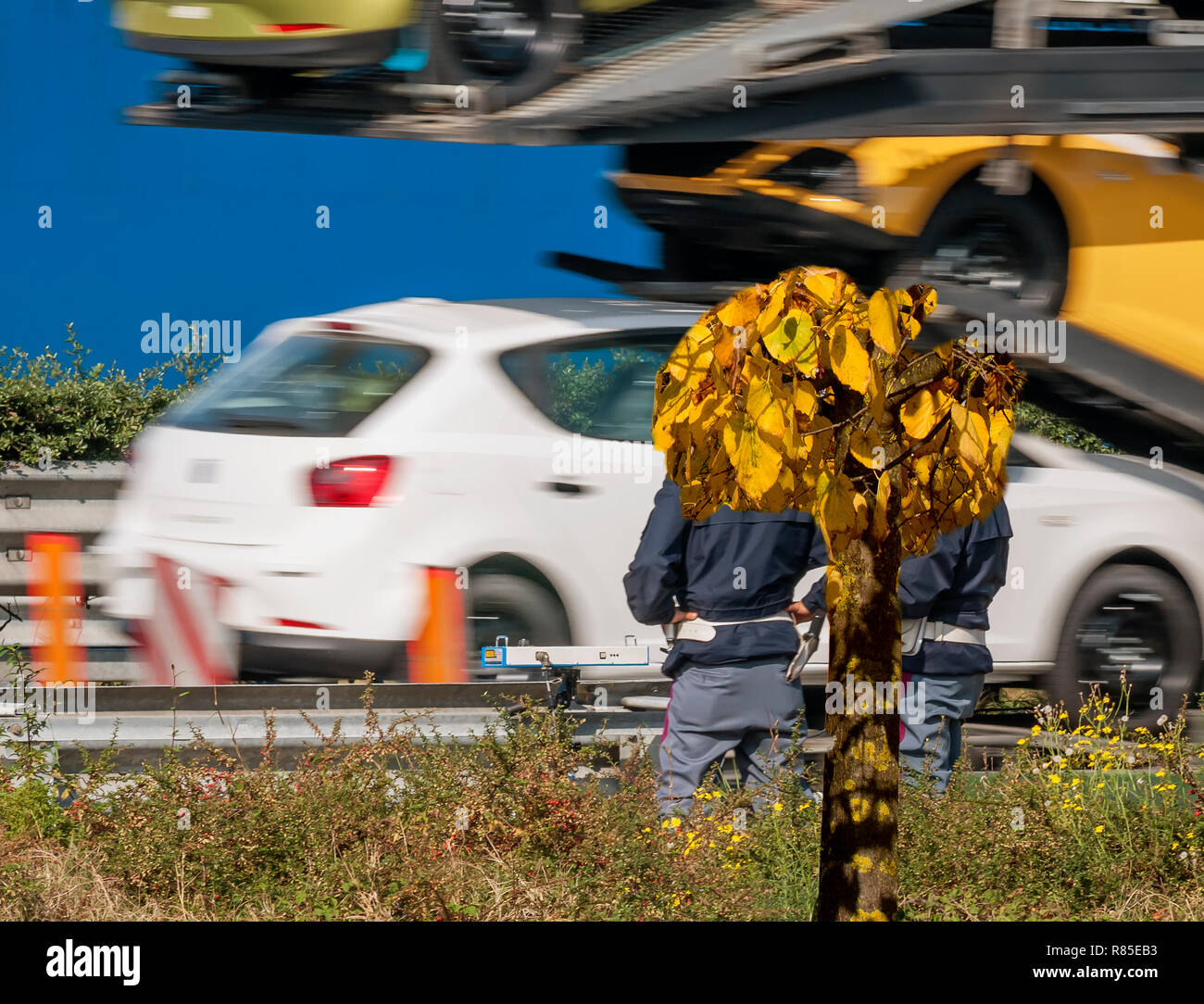 La polizia stradale controllare la velocità dei veicoli sul lato dell'autostrada con una telecamera di velocità Foto Stock