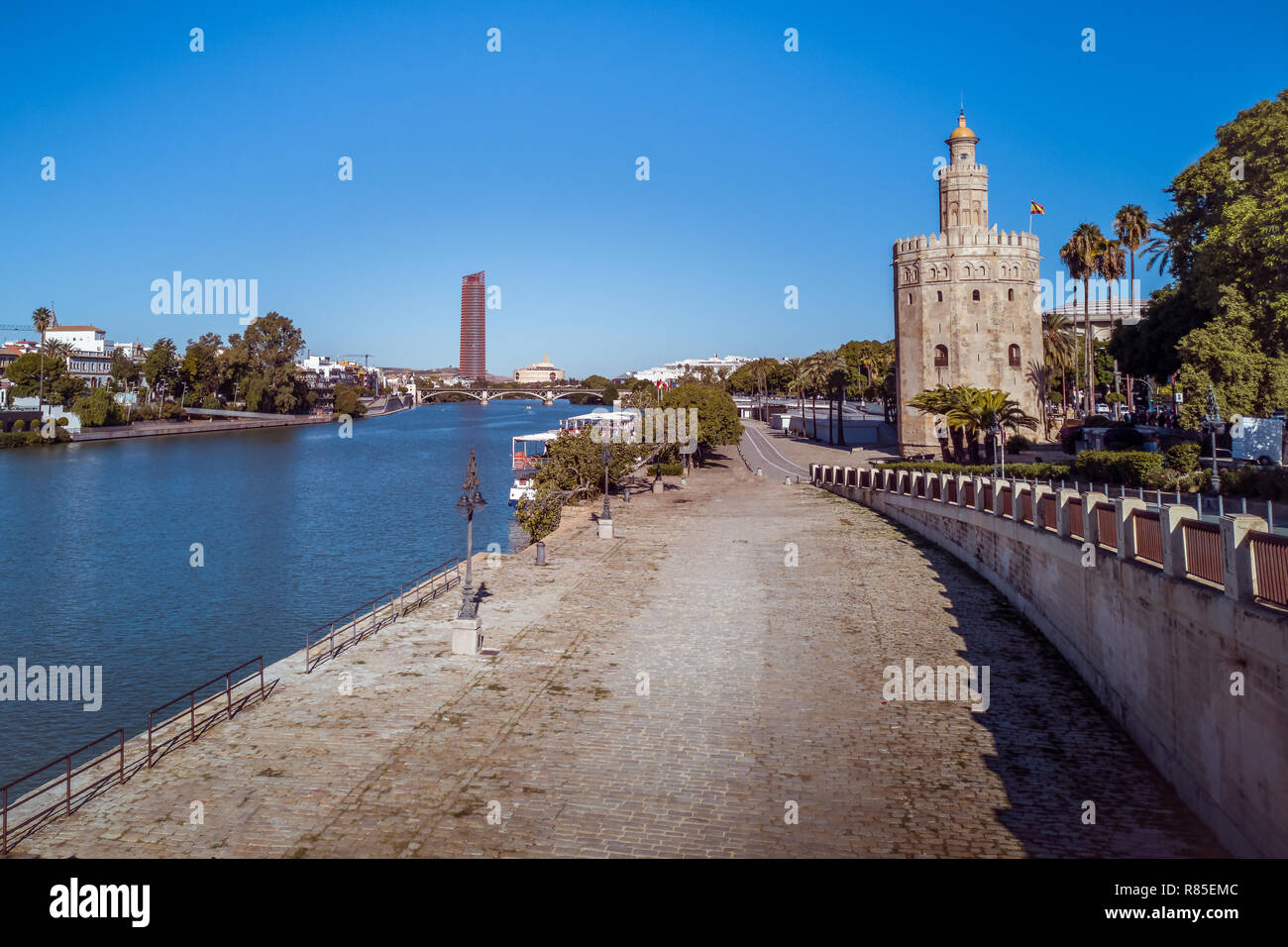 Torre del Oro (torre d'Oro) sulla banca del fiume Guadalquivir, Siviglia, Spagna Foto Stock