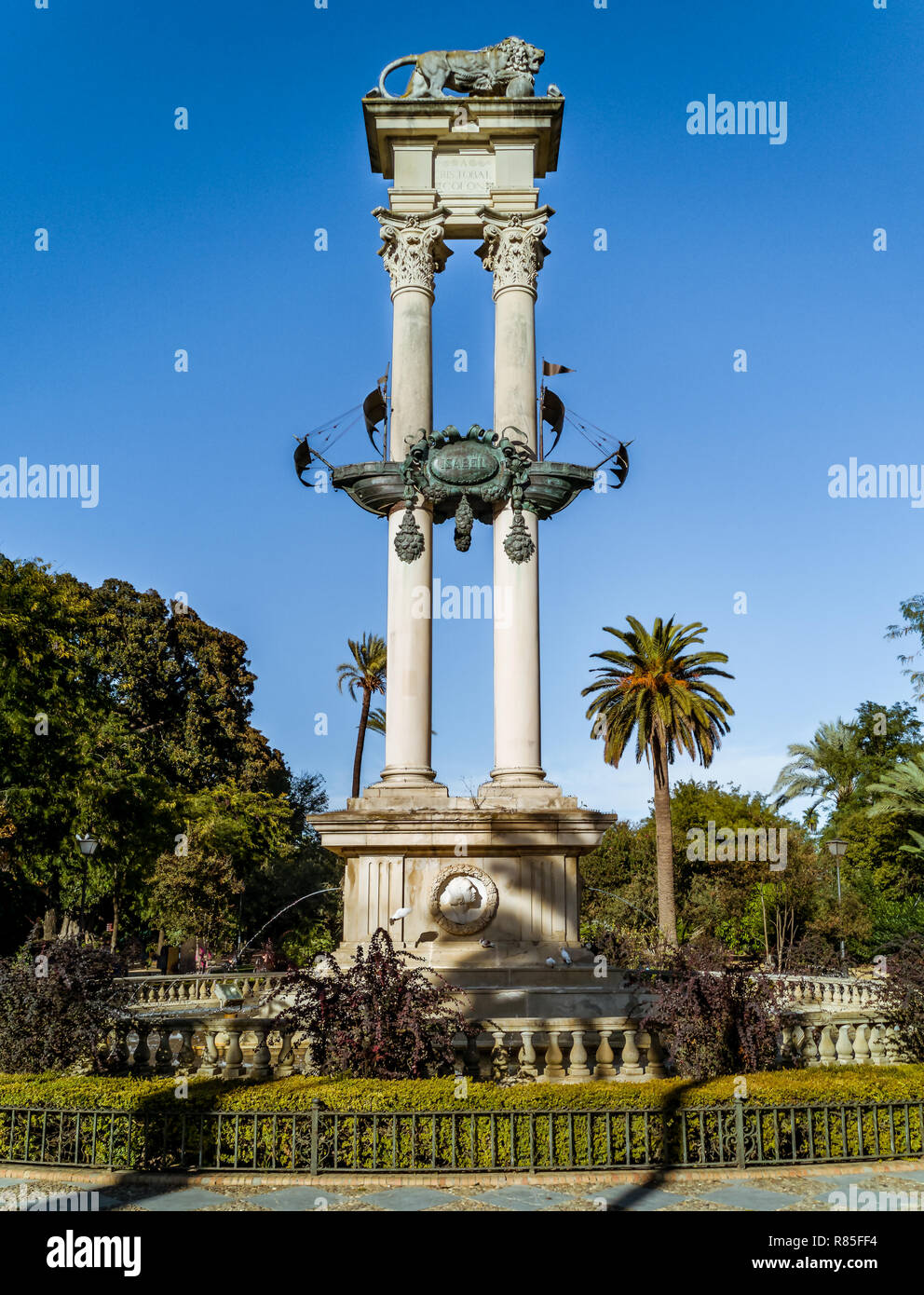 Il Monumento a Cristoforo Colombo e la nave Isabel, monumento eretto nel 1921 nei Jardines de Murillo a Siviglia, Spagna Foto Stock