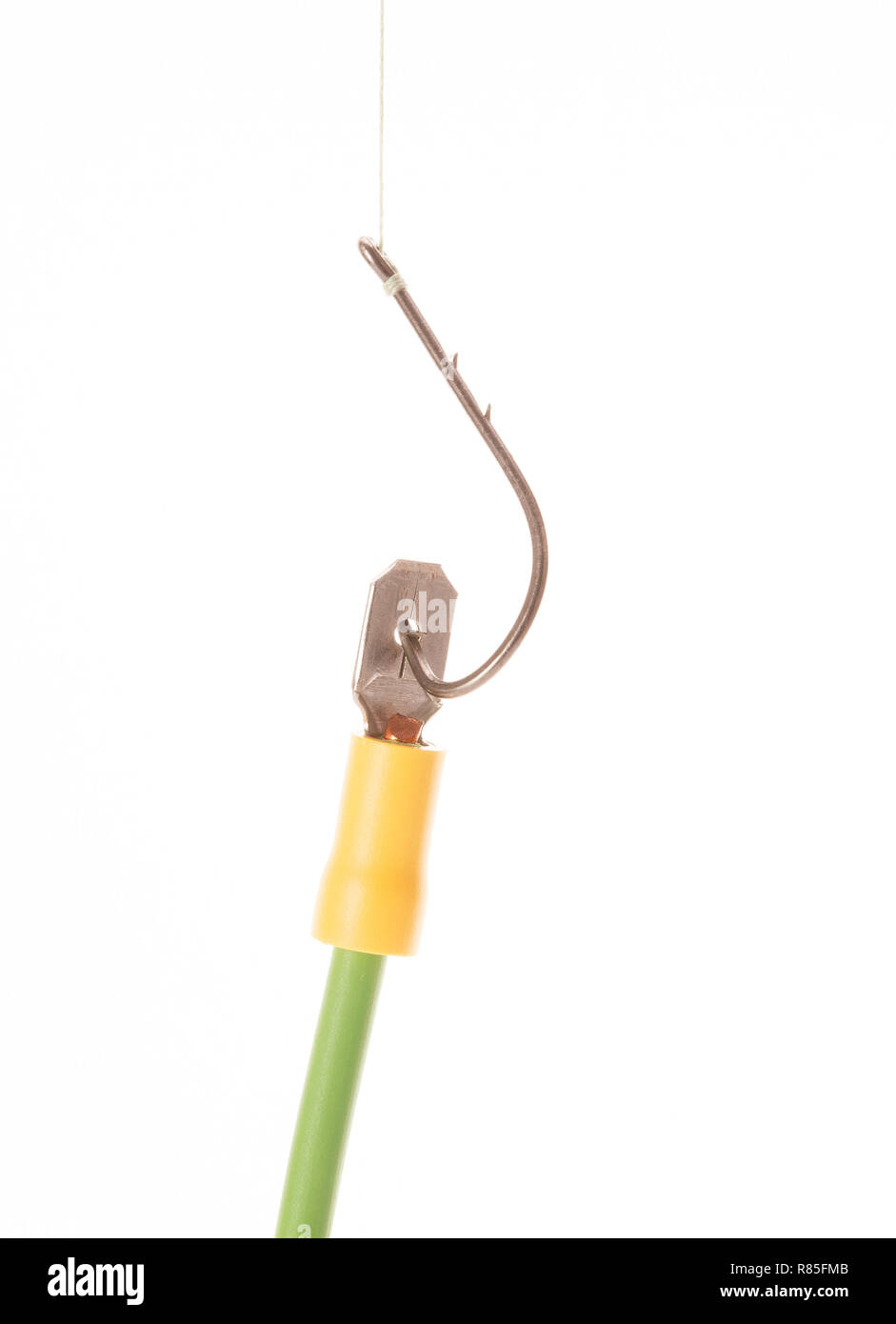 Il filo elettrico appeso ad un gancio di pesca isolati su sfondo bianco Foto Stock
