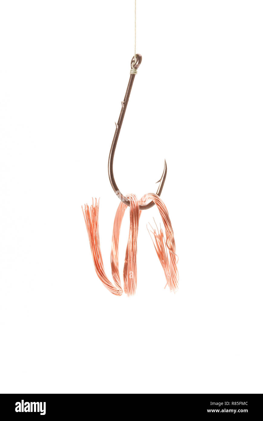 Il filo elettrico appeso ad un gancio di pesca isolati su sfondo bianco Foto Stock