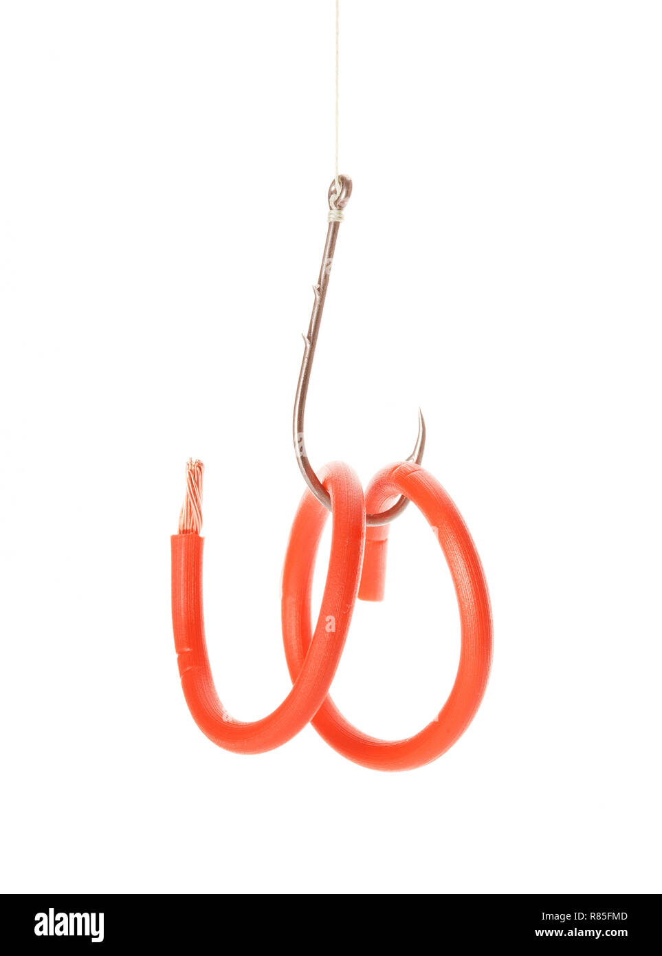 Il filo elettrico appeso ad un gancio di pesca isolati su sfondo bianco Foto Stock