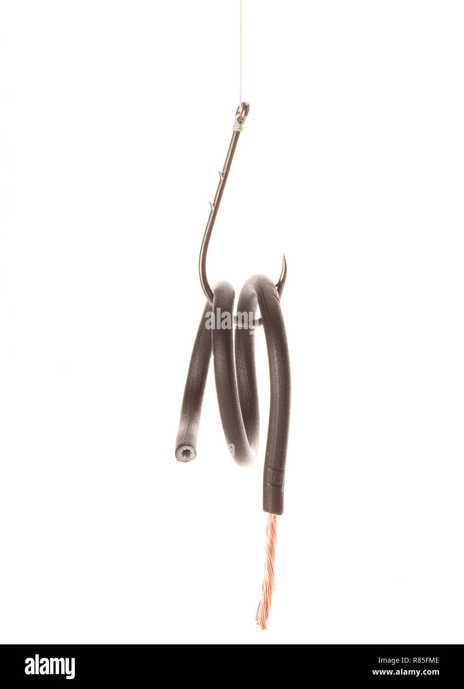 Il filo elettrico appeso ad un gancio di pesca isolati su sfondo bianco Foto Stock